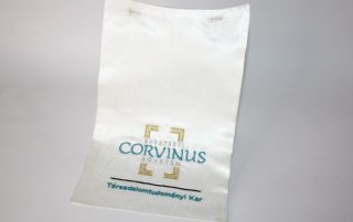 Corvinus Egyetem diplomázók számára készült hímzett felgombolható sál