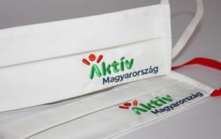 Egyedi hímzéssel díszített szájmaszk