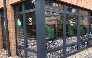 Kirakatok és éttermek matricázása, nyomtatott dekorációs matricákkal