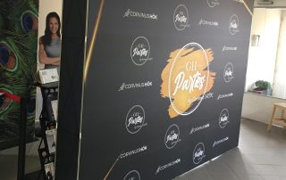Nagyméretű textil pop-up fal kiállításokra és rendezvényekre, iskolai rendezvényekre, díszlethez