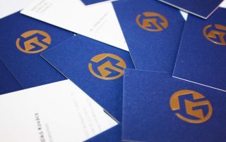Kasírozott névjegykártya aranyozott felületnemesítéssel