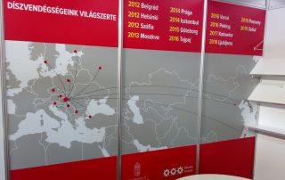 Kiállítási stand matricázása egyedi grafikával