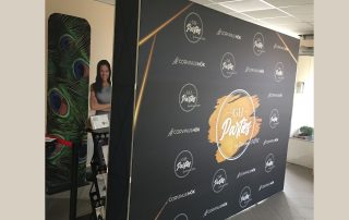 Textil pop-up sajtófal egyedi grafikával