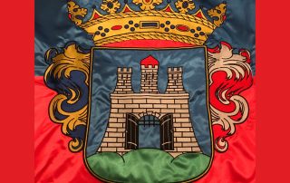 Egyedi hímzett címer épületdekorációs zászlón