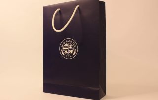 Zsinórfüles papírtáska egyedi logóval